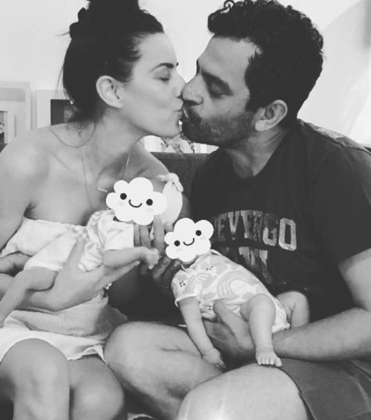 Είναι και οι τρεις υπέροχες! Η Νατάσα Τούρζα στο κρεβάτι με τα δίδυμα κοριτσάκια της!