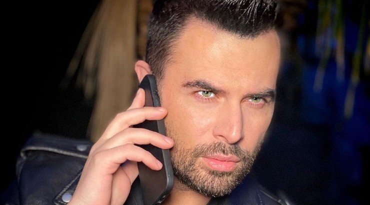 Γιώργος Παπαδόπουλος: Ο γιος του, Άγγελος σιγοψιθυρίζει το νέο τραγούδι του μπαμπά του [βίντεο]