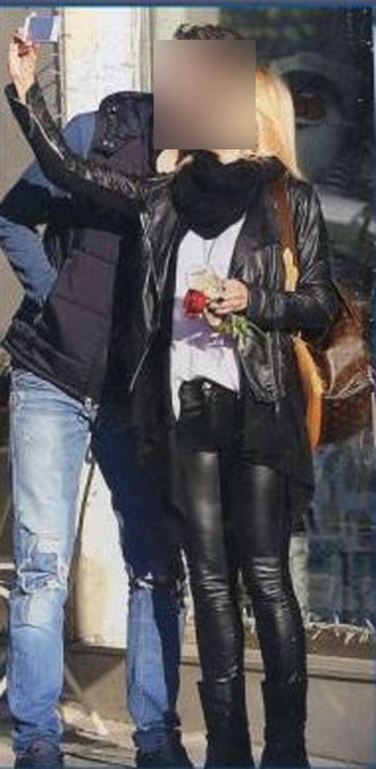 Tρελά ερωτευμένος γοητευτικός Κύπριος: Βγάζει selfie στη μέση του δρόμου με την αγαπημένη του!