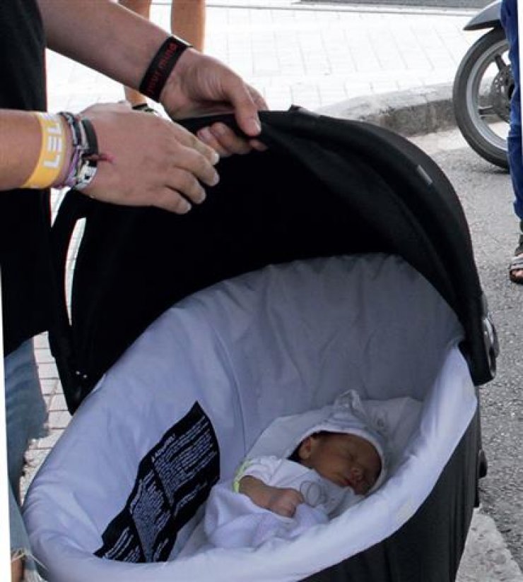 Έλληνας παρουσιαστής με τον νεογέννητο γιο του!