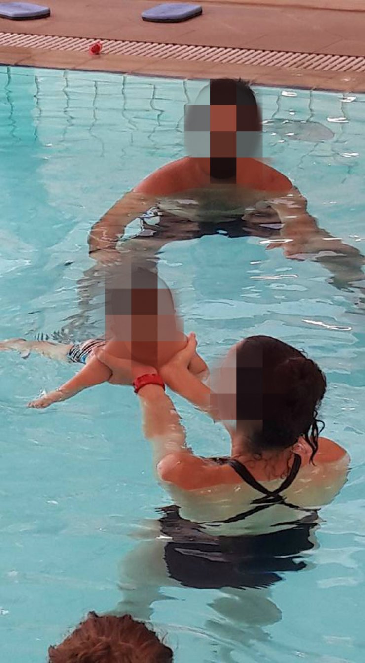 Παιχνίδια στην πισίνα για Κύπρια παρουσιάστρια με τον 10 μηνών γιο της!