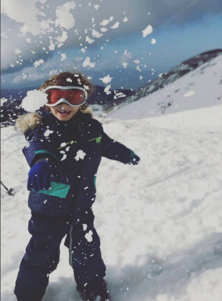 Παιχνίδια στα χιόνια για επώνυμη Κύπρια με την οικογένειά της!