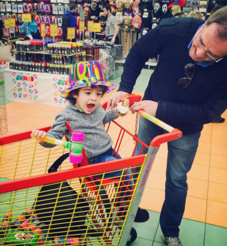 Τα αποκριάτικα ψώνια επώνυμης Κύπριας με το γιο και τον μπαμπά της!