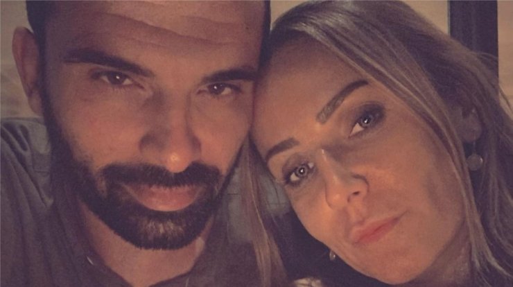 Γιώτα Δαμιανού: Δεν πάει το μυαλό σας με ποιον Έλληνα τραγουδιστή συνυπήρξε στα γήπεδα ο σύζυγός της [βίντεο]