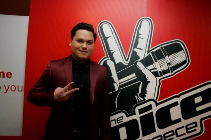 The Voice: Δείτε τον Κύπριο Γιούρι να φιλά παθιασμένα κορίτσι σε καφέ στο Παραλίμνι! [εικόνες]