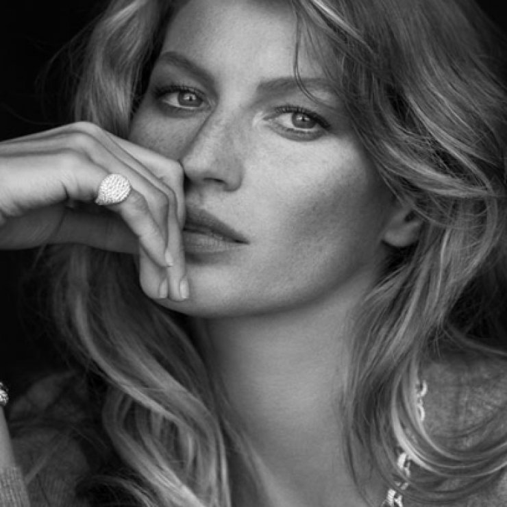 Η Gisele Bundchen επιδεικνύει τις καμπύλες της