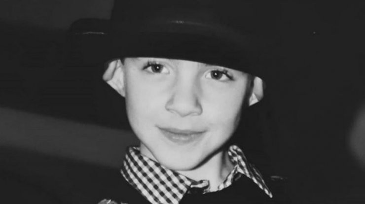 Αναγνωρίζετε τον Κύπριο ηθοποιό που ποζάρει σε παιδική ηλικία;