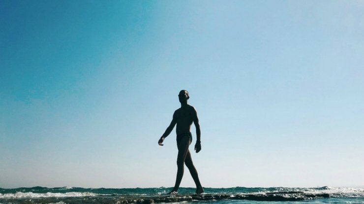 Επώνυμος Κύπριος τόλμησε και πόζαρε τελείως γυμνός! [εικόνα]