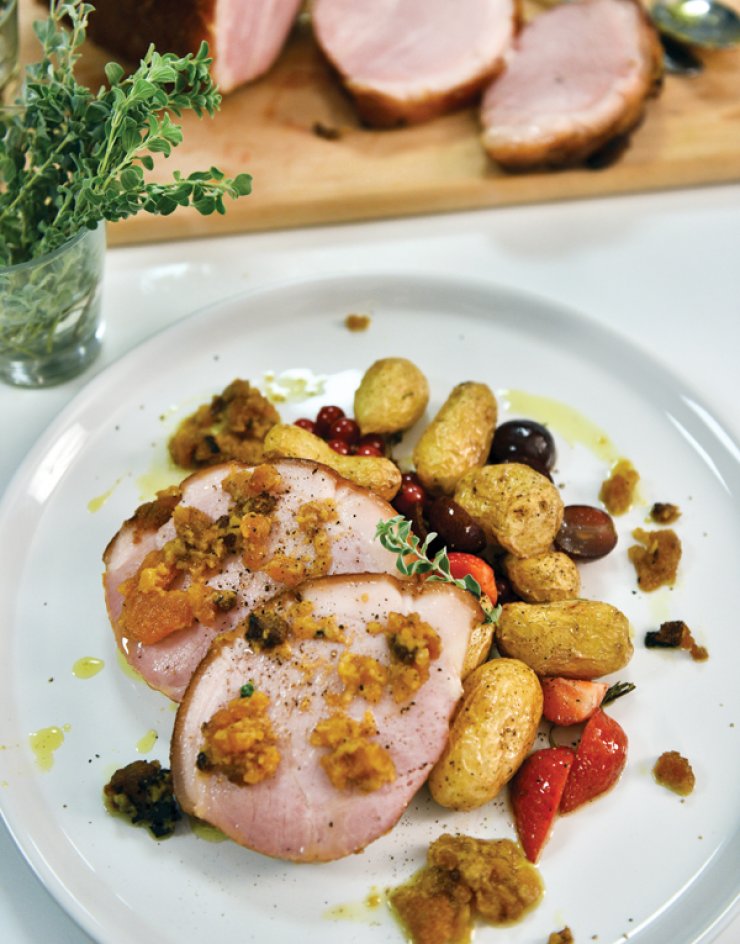 Γκάμον με πάστα μουστάρδας και βερίκοκου σερβιρισμένο με baby πατάτες και κόκκινα φρούτα 