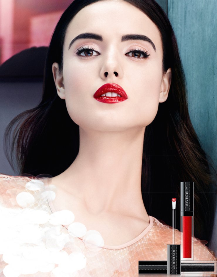 Givenchy Gloss Interdit Vinyl: Για λαμπερά χείλη με ζωντανό χρώμα και απόλυτα άνετα