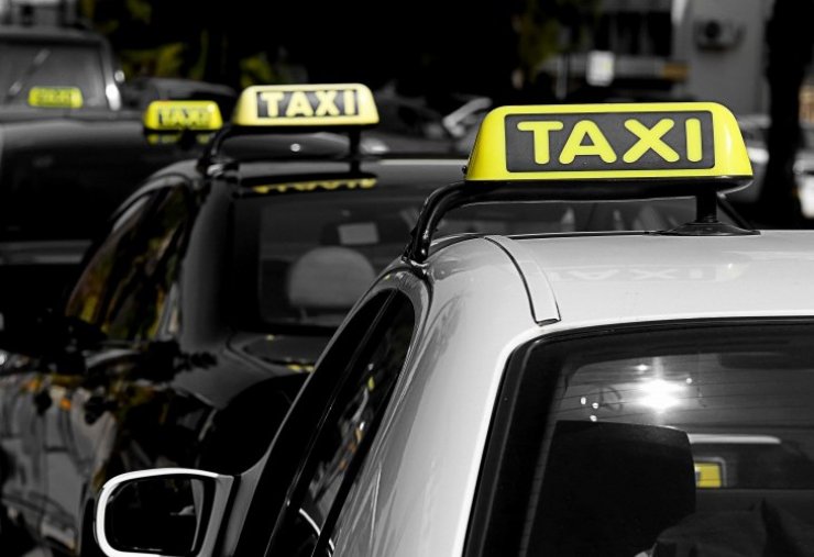 Οι οδηγοί ταξί παρατάσσονται έξω απο το Υπ.Μεταφορών 