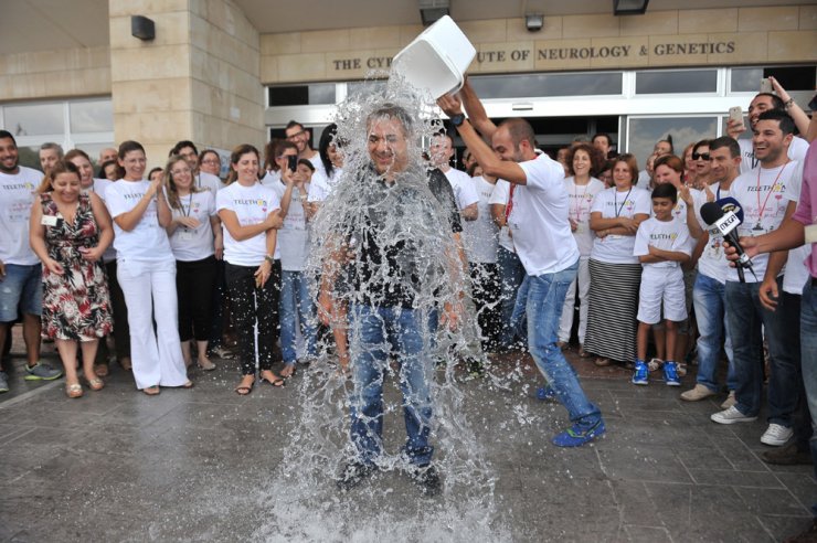 O Αναπληρωτής Γενικός Εκτελεστικός Ιατρικός Διευθυντής του ΙΝΓΚ μπολυγελώνεται για το ALS Ice Bucket Challenge 