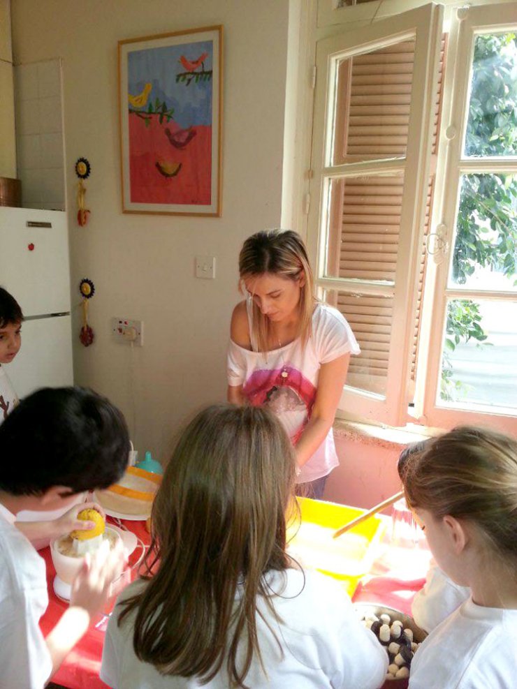 Γωγώ Αλεξανδρινού: Φτιάχνει λεμονάδα... 