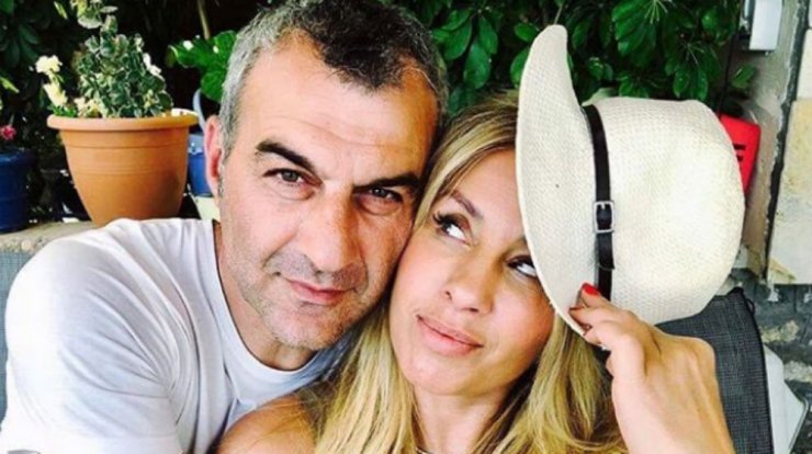 Γωγώ Μαστροκώστα: Ερωτευμένη στην αγκαλιά του συζύγου της σε βραδινή τους έξοδο!