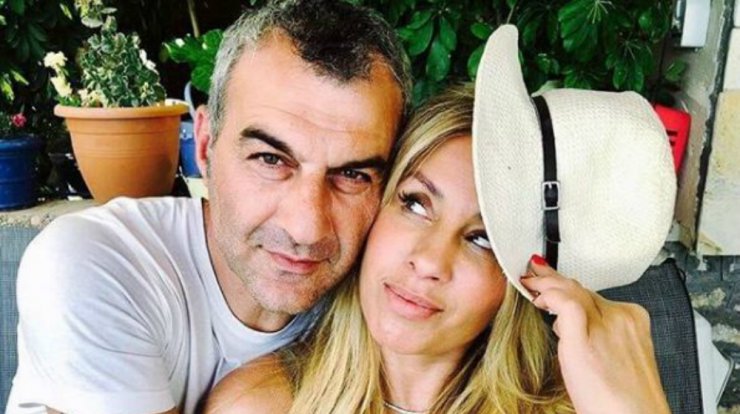 Σύννεφα στο γάμο της Γωγώς Μαστροκώστα και του Τραϊανού Δέλλα