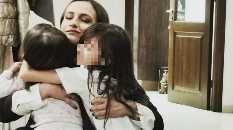 Γωγώ Αλεξανδρινού: Το συγκινητικό στιγμιότυπο με τη συνάντηση πίσω από τζάμι γιαγιάς και εγγονής