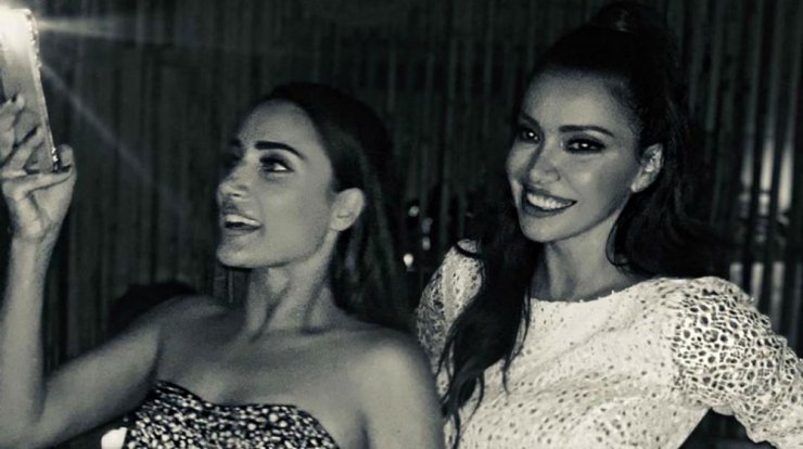 Δείτε τις αδερφές Φαρμάκη να μας δείχνουν τις φουσκωμένες τους κοιλίτσες [εικόνα]