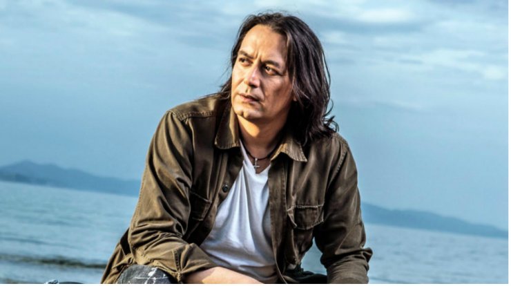 Ο Γιάννης Κότσιρας τραγουδάει για τους ερωτευμένος