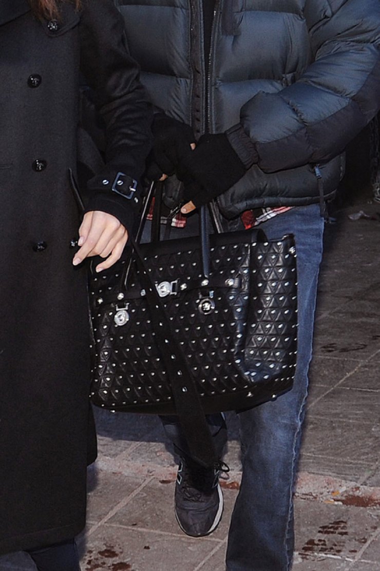 Σωματοφύλακας κρατάει τη τσάντα διάσημης σταρ