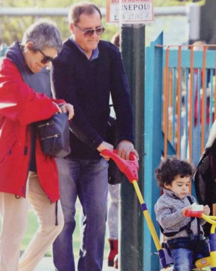 Επώνυμη Κύπρια στην παιδική χαρά με το γιο της και τους γονείς της!