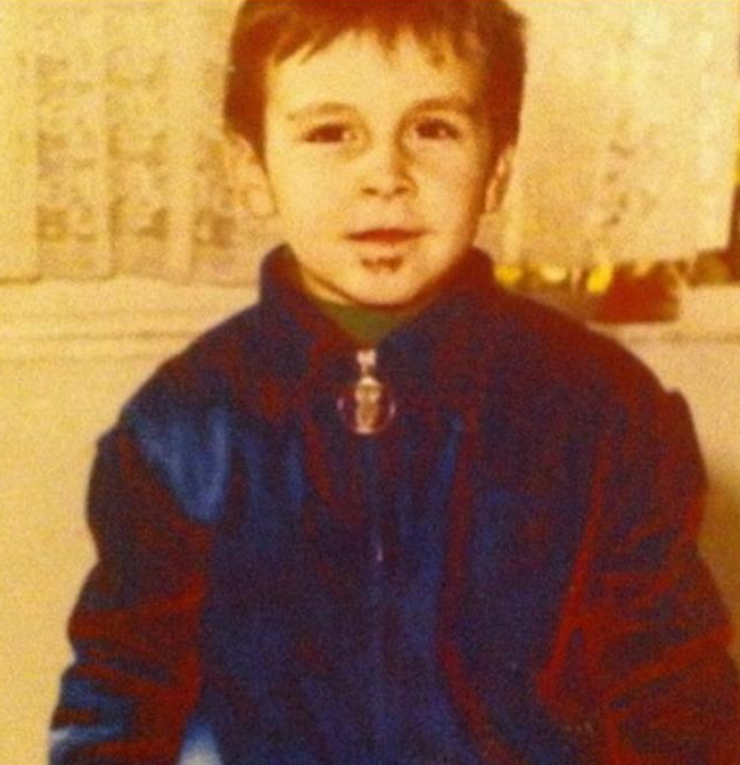 Ποιο τηλεοπτικό πρόσωπο είναι το αγοράκι στη φωτογραφία;