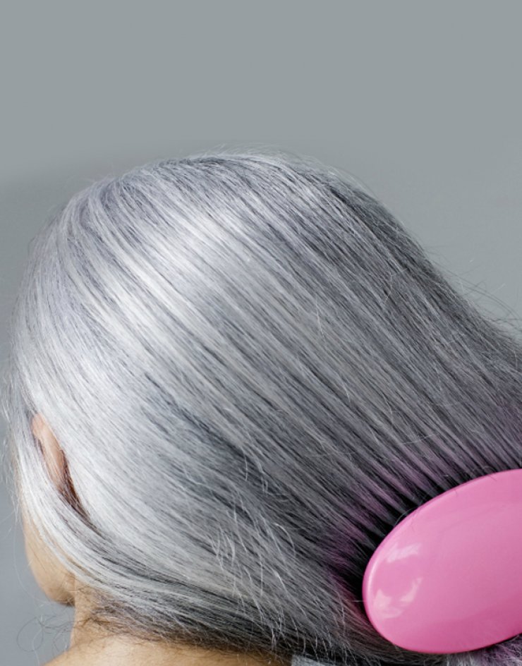 Γκρίζα μαλλιά; Αυτές οι βιταμίνες και τα μέταλλα θα σας σώσουν