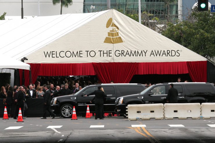 Το λαμπερό κόκκινο χαλί των 56ων Grammy Awards [φωτογραφίες]