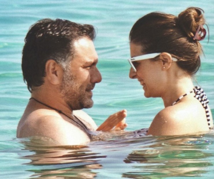 Γρηγόρης Αρναούτογλου - Κατερίνα Κόκλα: Σε τρυφερές στιγμές σε παραλία της Νάξου