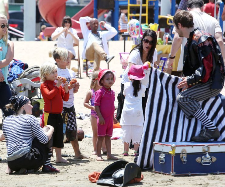 Ποια διάσημη πήγε με τα παιδιά της σε παιδικό party στη θάλασσα; 