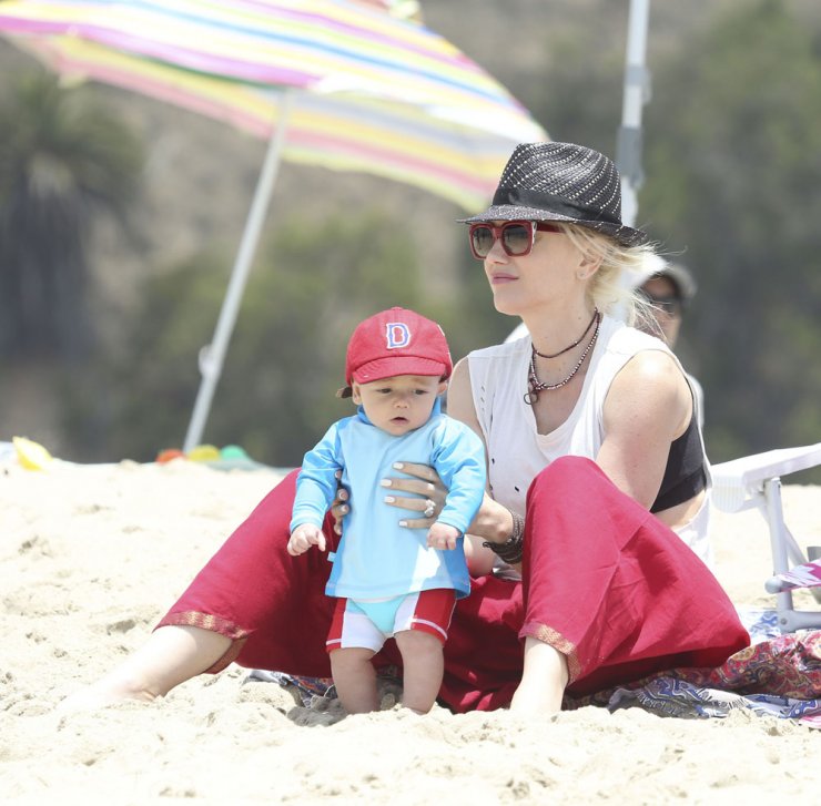 Η Gwen Stefani με το νεογέννητο μωρό της στην παραλία [εικόνες]