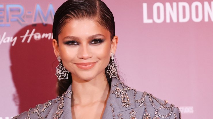Το eye make-up look της Zendaya είναι η τέλεια μοντέρνα ιδέα αν θα φορέσεις μπλε outfit τις γιορτές