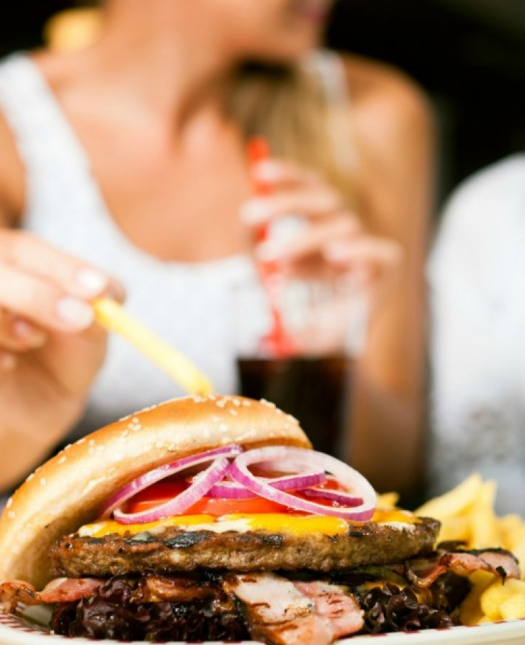 7 διατροφικές συνήθειες που πρέπει να “κόψετε”