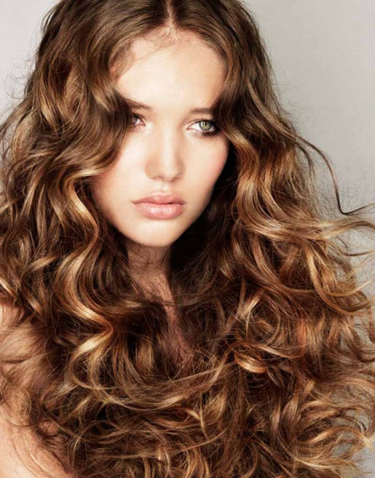 Πώς να κάνεις τα μαλλιά σου μπούκλες με μια κάλτσα