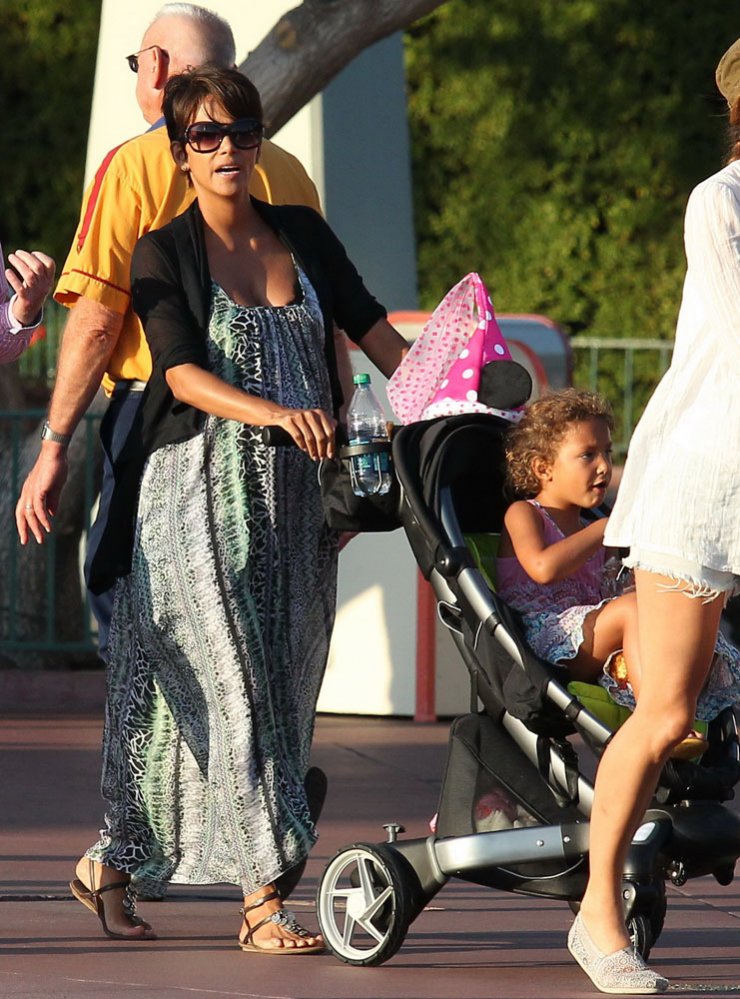 Τι γυρεύει η Halle Berry στην Disneyland;