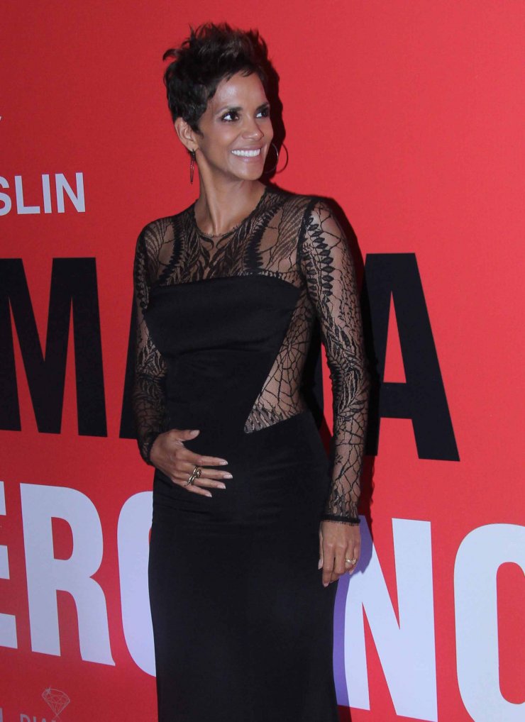 Halle Berry: Μας δείχνει την κοιλίτσα της