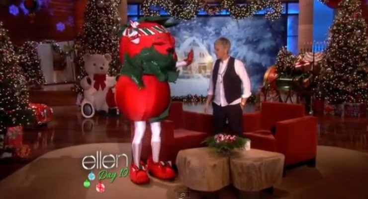 Halle Berry: Ντύθηκε χριστουγεννιάτικη μασκότ! 