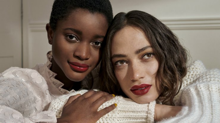 Επιστροφή στο γραφείο με διάφανη κάλυψη και κατακόκκινα χείλη