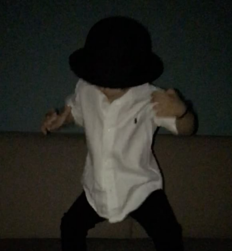 Ο τρίχρονος γιος επώνυμου Έλληνα μιμείται τον Michael Jackson και "ρίχνει" το instagram!