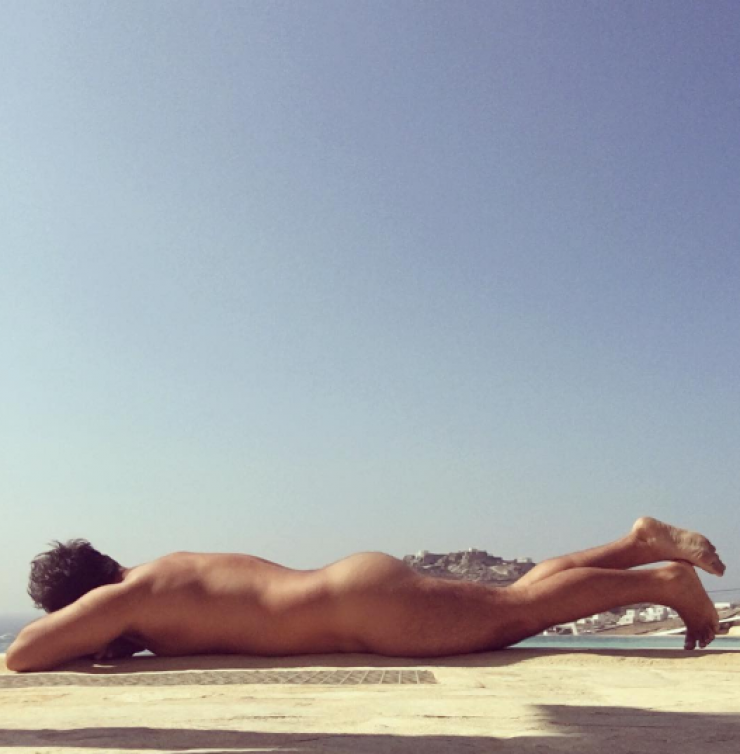 Γνωστός Κύπριος κάνει ηλιοθεραπεία γυμνός στη Μύκονο!