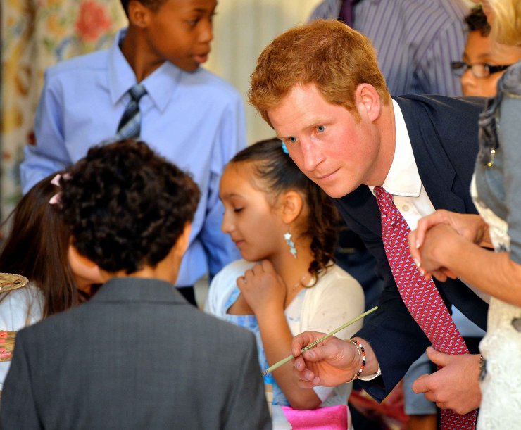 Ουρές γυναικών για να απαθανατίσουν τον πρίγκιπα Harry στο Λευκό οίκο