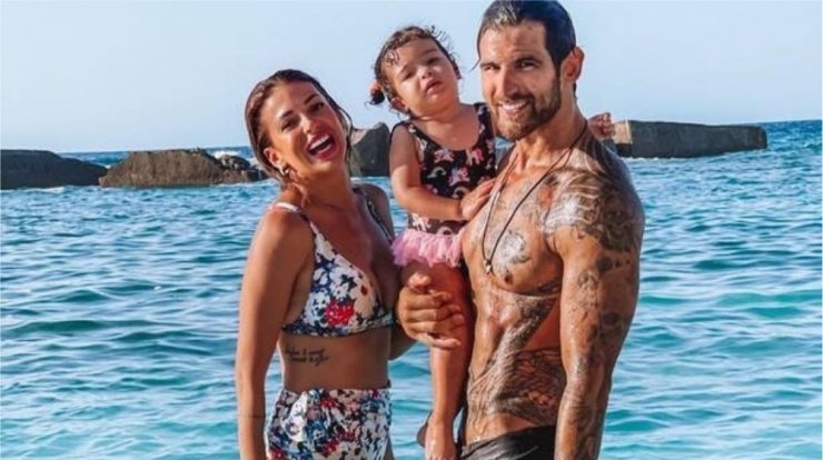 Χατζίδου - Παύλου: Τα υπέροχα καλοκαιρινά στιγμιότυπα με την κόρη τους με θέα το ηλιοβασίλεμα [εικόνες]