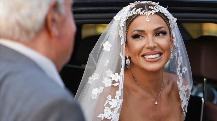 Ελένη Χατζίδου: Οι συγκινητικές εικόνες από την ημέρα του γάμου της μαζί με τους γονείς της