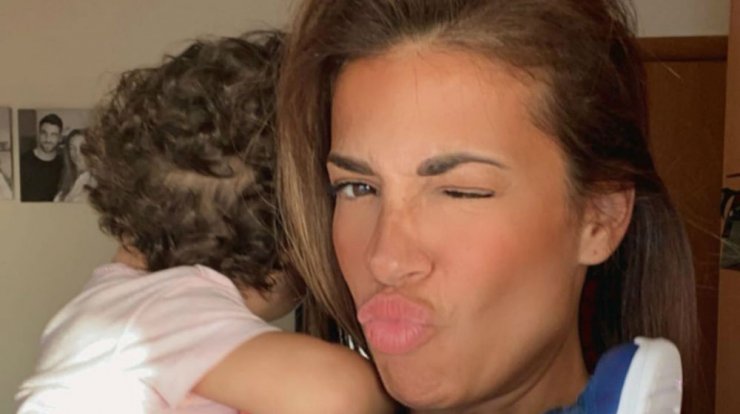 Ελένη Χατζίδου: Δείτε την μαζί με την κόρη της στην παραλία χωρίς φίλτρα [εικόνες]