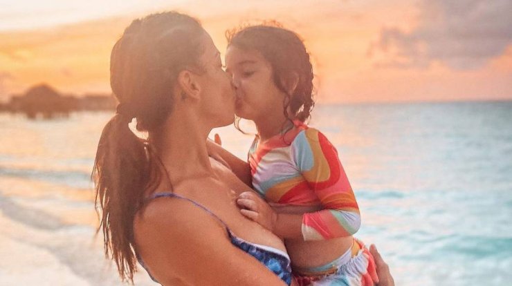 Ελένη Χατζίδου: Το καραόκε της κόρης της στις Μαλδίβες θα σε ξετρελάνει [βίντεο]