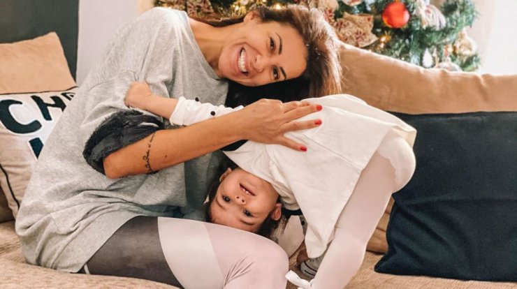 Ελένη Χατζίδου: Δείτε την κόρη της να χορεύει τα τραγούδια της [βίντεο]