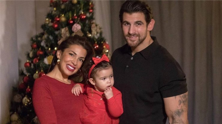 Ελένη Χατζίδου - Ετεοκλής Παύλου: Δείτε τους να στολίζουν οικογενειακώς το χριστουγεννιάτικο δέντρο τους με την μικρή Μελίτα [βίντεο]