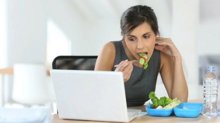 Λύσεις και συμβουλές για ισορροπημένη διατροφή στο γραφείο