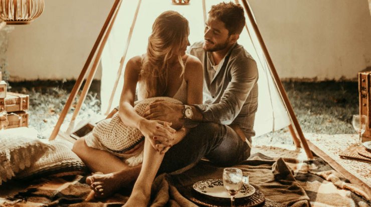 Έξι σημάδια που επιβεβαιώνουν πως η σεξουαλική έλξη είναι αμοιβαία