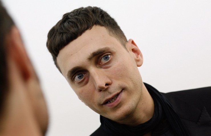 Hedi Slimane: Σε κόντρα με κριτικό μόδας