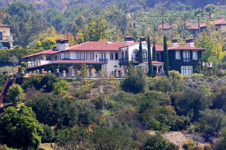 Μετά το χωρισμό πουλήσανε και το σπίτι [εικόνα]